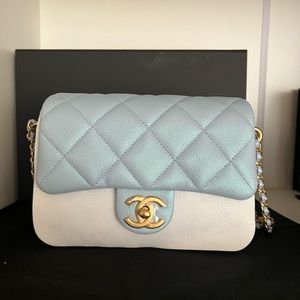 Chanel mini irresdent blue caviar